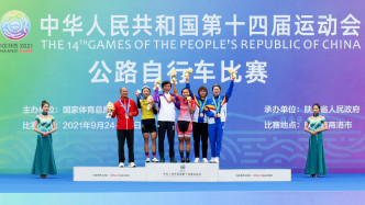 李思颖(右三)与教练沈金康登上颁奖台。相片由香港单车总会提供