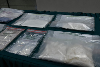 海关搜出大量毒品、制毒工具及现金。