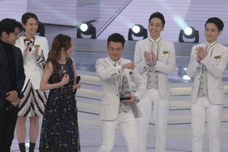 「才艺大奖」就由跳唱《头发乱了》的杨铭熙胜出。