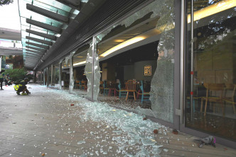 沙田有商戶的玻璃牆被示威者破壞，一地玻璃碎。