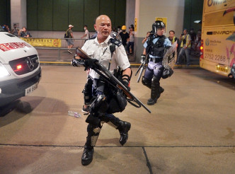 7月30日葵涌衝突中，光頭警長劉澤基舉槍。資料圖片