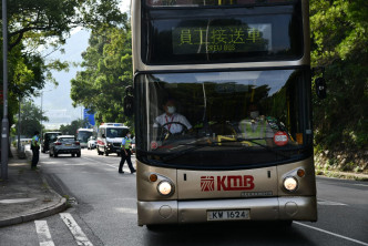 九巴派员驶走涉事巴士。