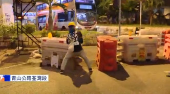 荃灣示威者堵塞青山公路。NOW新聞截圖
