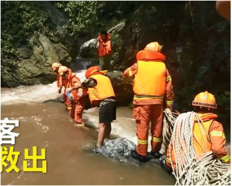 消防用工具繩索拋涉水走到河道對岸救人。