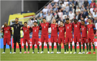悼念葡萄牙大火喪生人士，葡萄牙全隊賽前默哀。AP