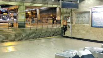 港铁沙田站B出入口卷闸被示威者翘开。港铁提供