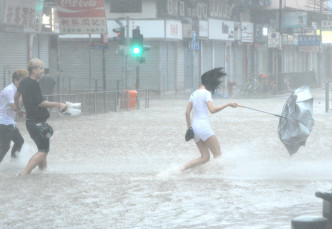 山竹襲港帶來颶風暴雨造成廣泛破壞。資料圖片