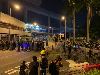 元朗晚上有示威者堵路。