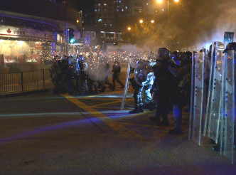 防暴警察发射催泪弹及橡胶子弹。