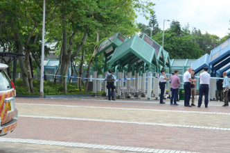 警方在鰂魚涌公園一帶搜查證物。李子平攝