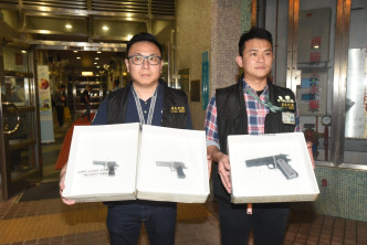 警方检获三支玩具枪。
