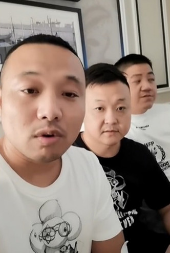 东北三兄弟拍视频「报平安」。