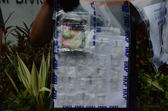警方展示檢獲的糖果包及毒品。