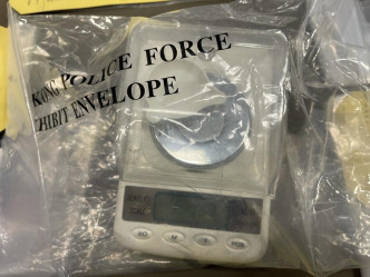 员亦检获胶袋以及电子磅等毒品包装工具。警方图片