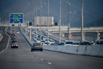 大批市民第一日駕車體驗屯赤隧道。