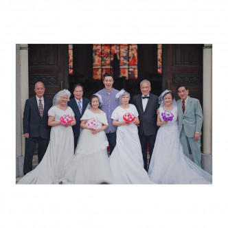 周柏豪参与「跨世纪长者婚礼」活动，为14对公公婆婆补拍结婚相。
