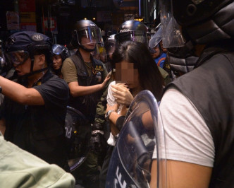 警方在尖沙嘴冲突中拘捕一名女子。