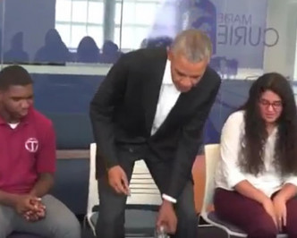 奥巴马坐下与学生对话。网图