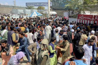 大批绝望民众涌入机场希望逃离阿富汗。路透社图片