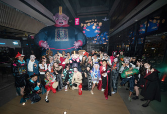 华懋集团一众管理层亦扮鬼扮马参与开幕派对。
