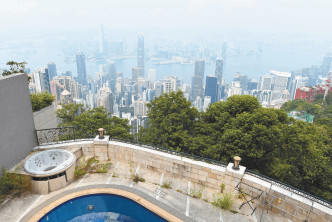 山顶位置优越，居高临下，俯瞰香港招牌维港海景。