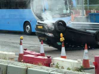 粉嶺公路往上水私家車失事四輪朝天。網民Chris Poon圖片