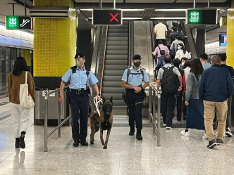 警方派出警犬协助。香港警察fb图片