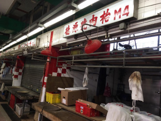 九龍城街市約有10檔豬肉檔，今午只有1檔售賣本地豬的肉枱仍然營業。
