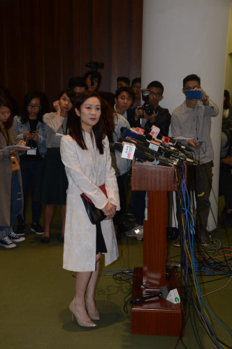 在立法会九龙西补选当选的陈凯欣，今早到立法会宣誓就任。