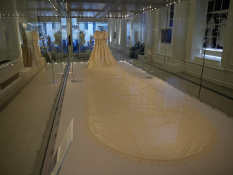 婚纱的拖尾长达7.6米。AP图片