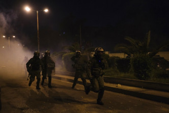 希腊街头爆发暴力冲突，警方驱散示威者。AP图