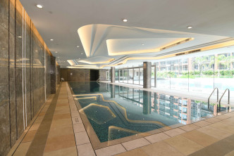 25米室内恒温泳池，供住户畅泳。