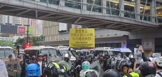 杨屋道防暴警察展示黄旗警告