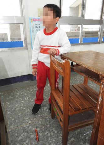 台湾南投小学生在教室惊揭大陆制火腿肠。网上图片