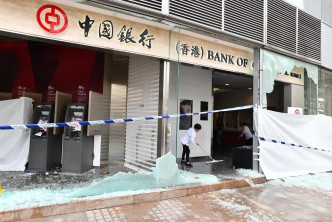 有銀行遭受示威者破壞縱火。