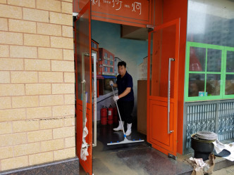 商場一個韓國餐廳的雪櫃被浸壞，工人仍清理店內積水。