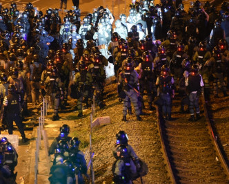 晚上警方開始驅散示威者，防暴警察及速龍小隊追入西鐵站，與示威者爆發混戰。