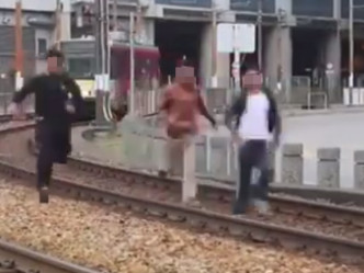 三印青年闖入輕鐵路軌。影片截圖