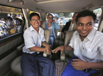 路透社兩名獲普立茲獎的記者瓦隆和覺梭，今日重獲自由。AP