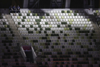 建築師隈研吾將座位設計成 5種顏色交錯的配搭，因而令人產生錯覺。美聯社圖片
