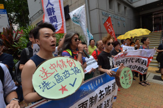 民阵50多人于西区警署起步，游行至中联办，要求撤回修例。