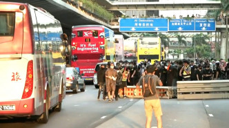 示威者在中环干诺道中架设路障。香港电台截图