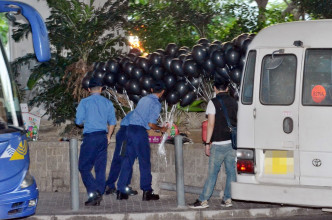 警方截查兩輛客貨車及一輛私家車，並在車內檢獲多個黑色氣球。