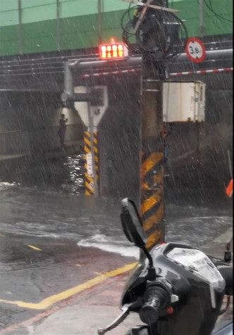 台湾新北市出现轻微水浸。facebook群组「汐止集团」