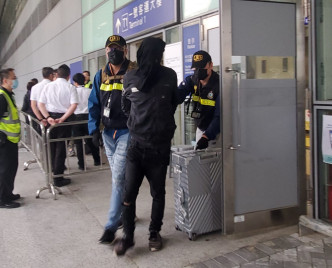 男子在機場被捕。