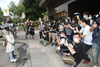黄日华与女儿应记者要求停下来拍照。