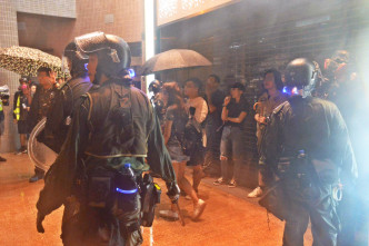 警方晚上在荃湾清场