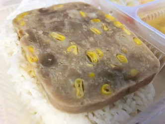竹篙湾膳食供应商「丹尼食品」被揭食物室不洁及保存食物温度不当。网图