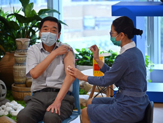 醫管局主席范鴻齡接種流感疫苗。