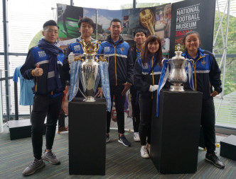 六位青少年領袖跟英超和足總盃獎盃合照。相片由公關提供